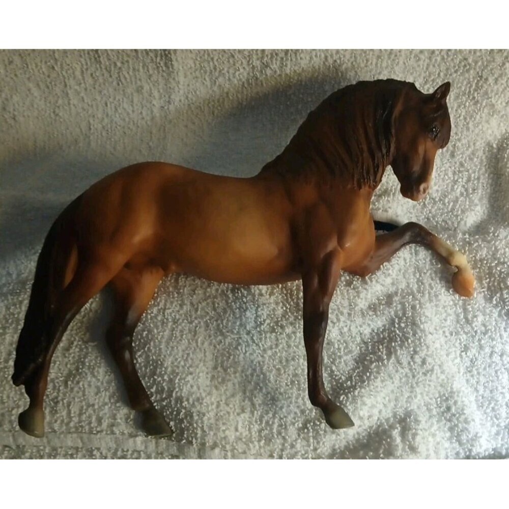 Breyer #977 - Galant Andalusian Legionario III Beautiful Shading Chestnut Horse - Picture 8 of 12